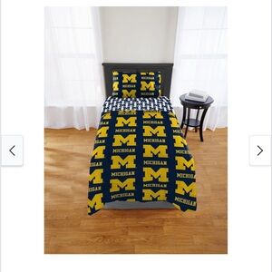 NCAA Michigan Wolverines XL twin bed in a bag set no pillow case